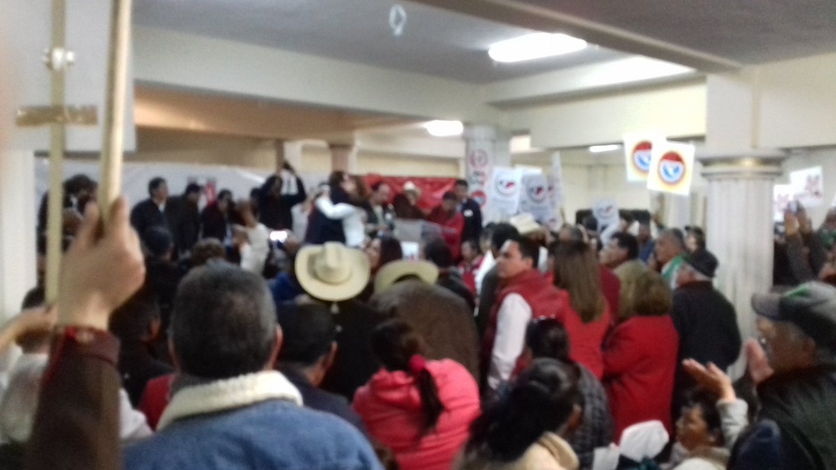 AvanzaLerdo's tweet photo. Presentes en la convención municipal para ratificar a nuestra candidata a presidenta municipal @Ma_Luisa_Achem https://t.co/2MGYUgniV2