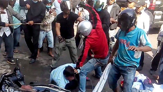 phnompenhpost's tweet photo. Scores injured after armed attackers descend on Capitol bus driver protest https://t.co/lZVIPWsX9J #Cambodia https://t.co/O8ILG6PoJn