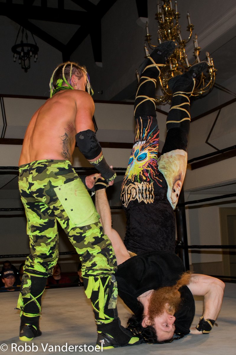 robbs_reality's tweet photo. @facade1 and @GiftKincaid trade handstand reversals @UWAHardcore https://t.co/8hnyKzzVG9