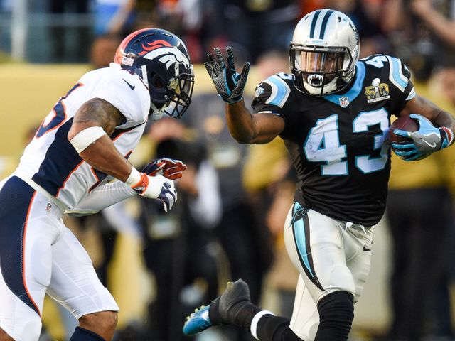 Battle's tweet image. Retweet if you think Fozzy Whittaker is rocking the best mouthguard on the field right now 🔥