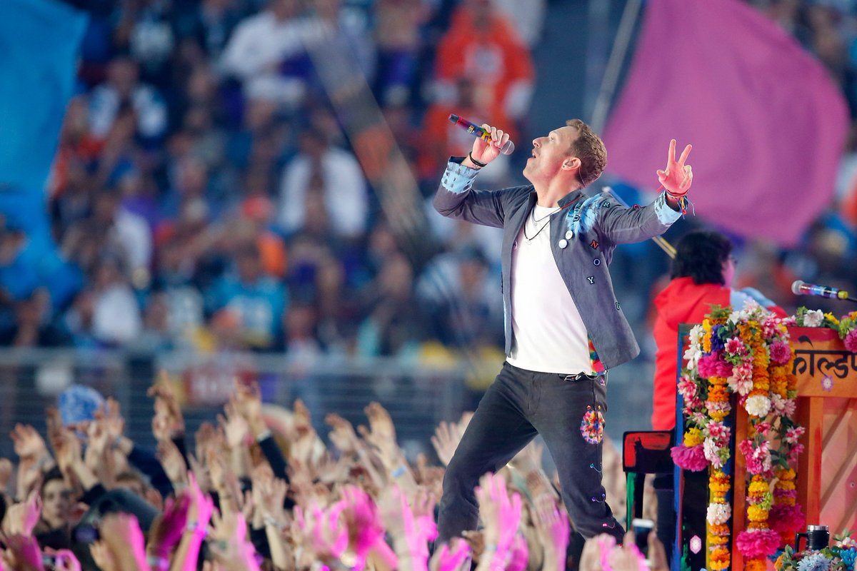AppleMusic's tweet photo. "Everything you want's a dream away
And we are legends every day."
@coldplay ✌️😍👏
#SB50 https://t.co/ea37NAyfnQ