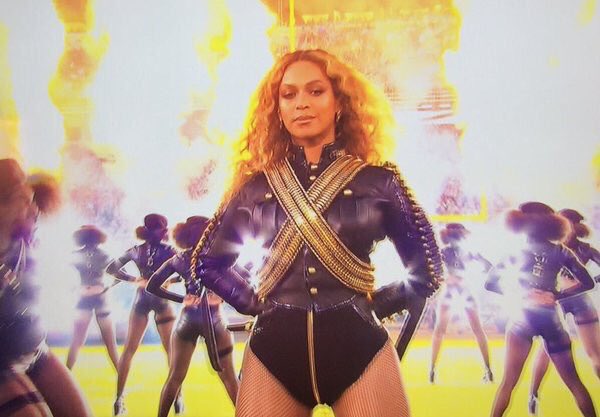 TeamRockOrange's tweet photo. The Queen and the King. YES. #PepsiHalftime #SB50 https://t.co/1hrZ66dPHk