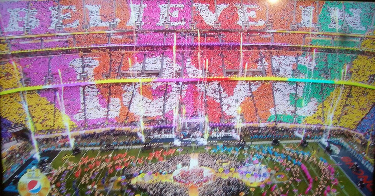 LunaHanwi's tweet photo. #Believe in #love! #SB50 #PepsiHalftime https://t.co/2BoPqDKIVv