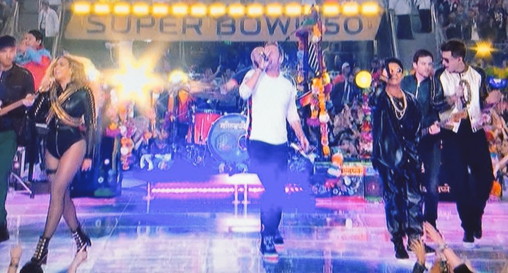 mannyptl's tweet image. Mark Ronson and his tambourine #sideman #lookbusy #SuperBowl