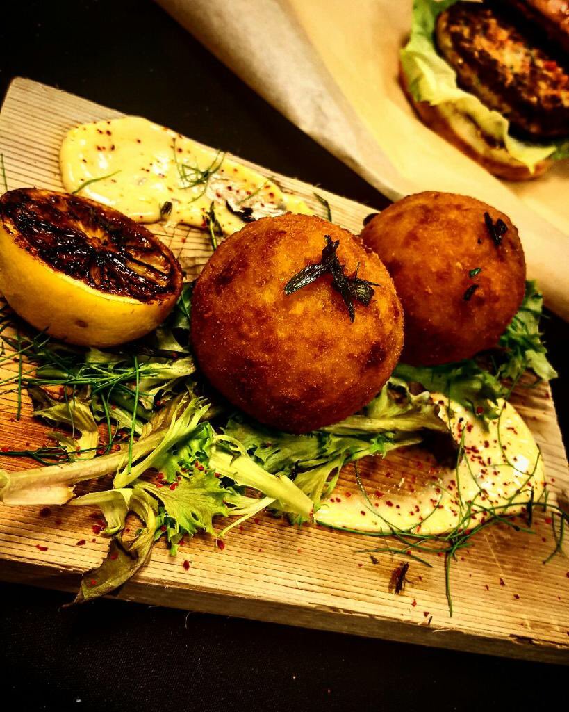 NickyTheBaker13's tweet photo. Lobster arancini, lemon tarragon aioli,
grilled lemon. @FoodiePatutie @TastingTable https://t.co/uCR78hx5sh