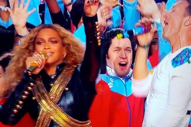 El venezolano Gustavo Dudamel, Beyoncé y Chris Martin durante el medio tiempo del #SuperBowl