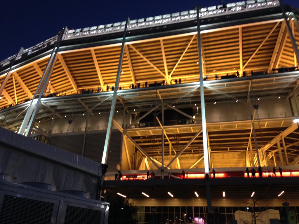 Wish I was inside.  But the media workroom is cool too, right <a href="/KyleeCruzTV/">Kylee Cruz</a> <a href="/SeanOnTV/">Sean McLaughlin 3TV/CBS5</a> ?