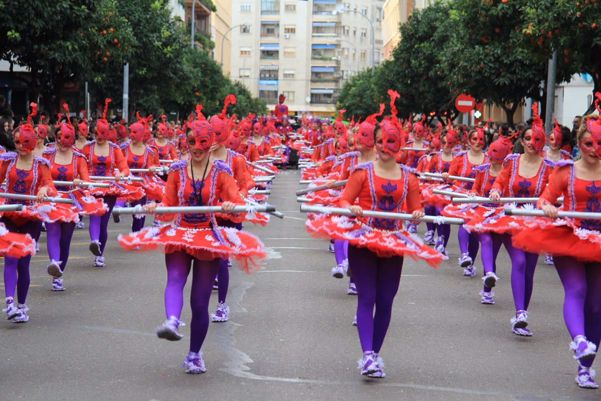 Crónica del #DesfileBadajoz: La <a href="/Comp_Las_Monjas/">Comparsa Las Monjas</a> siguen reinando  grada.es/web/las-monjas… #Artefactos #GruposMenores