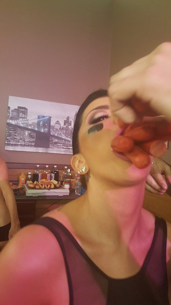 Romi_Rain's tweet photo. That time on #ZZHalftime where @2Cheekzbck & I shared 7 hot dogs...๐๐ฆ๐ญ @Brazzers #halftimeparty #teamwork ๐๐ผ๐ https://t.co/02soLAdrgX