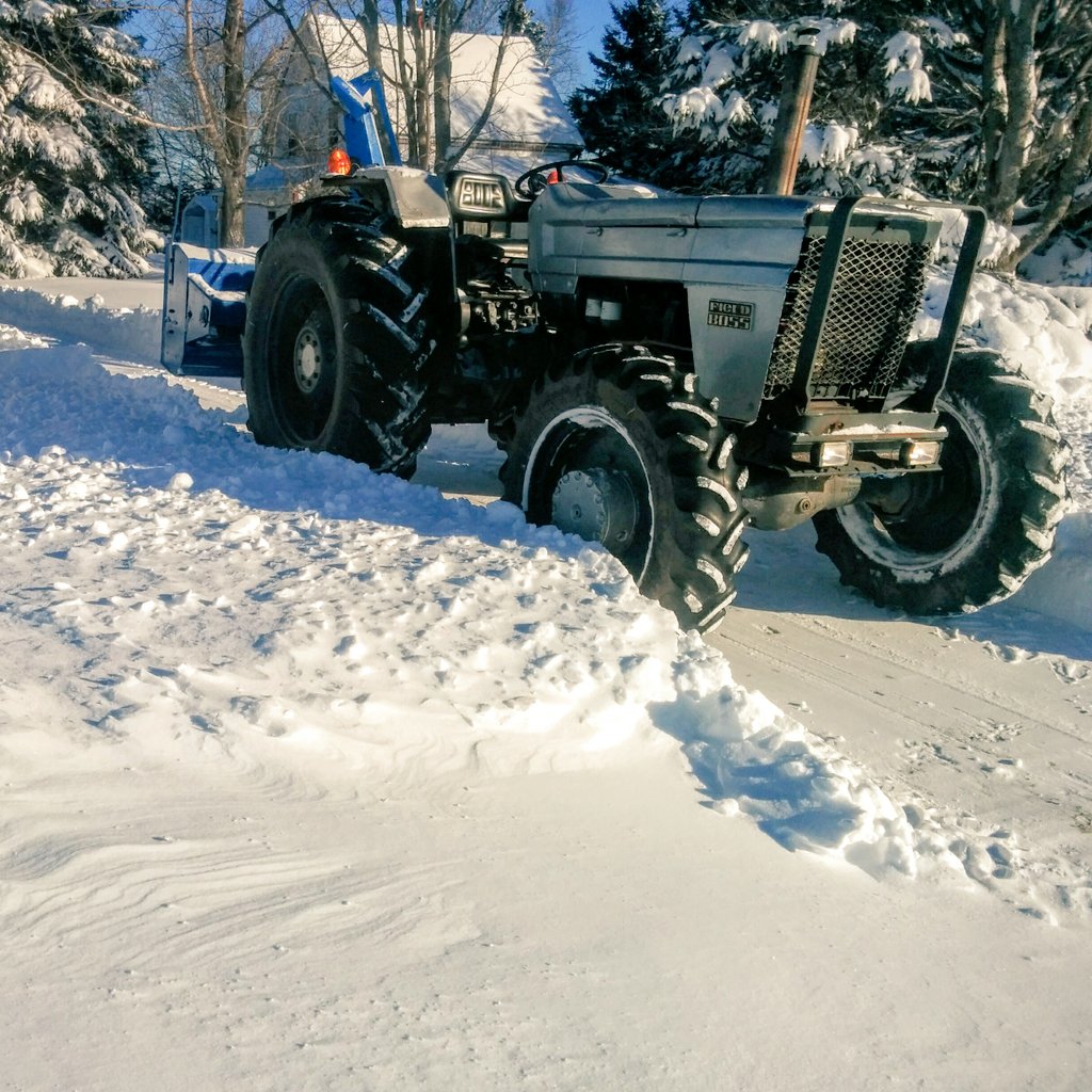 CCornish37's tweet photo. The old White handles the #PEI winter pretty good https://t.co/CoZDJU5wye