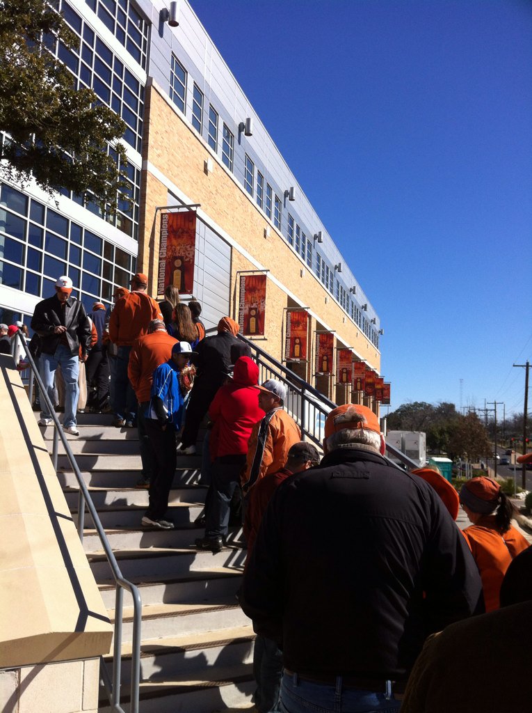 SusanGeddes7's tweet photo. @Texas_Baseball Fans brave long lines, cold temps &amp; blustery winds yesterday for their fave Longhorn autographs! https://t.co/8b41DwE9Fn