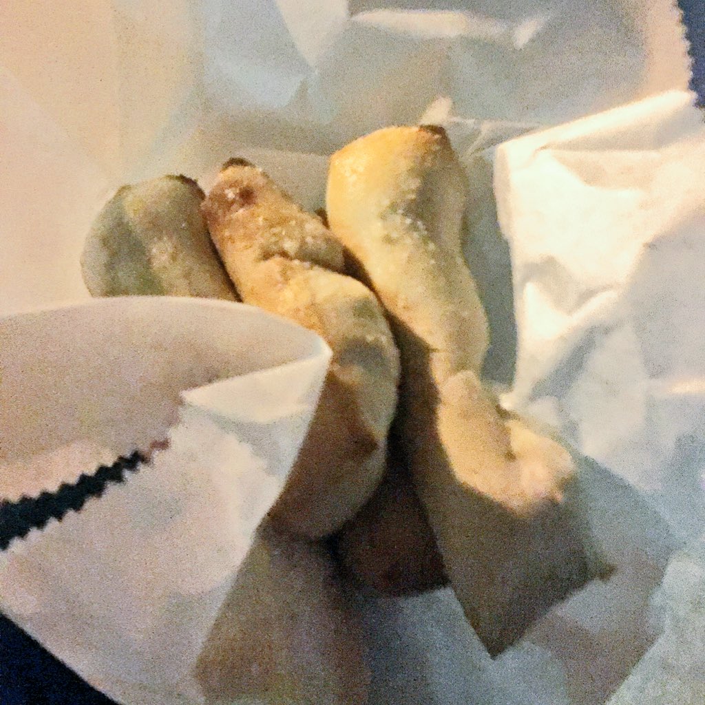 sweetrubyred's tweet photo. Don't know what #SuperBowl is but a break to pee &amp; get a snack—that's something I support! #halftime #breadsticks https://t.co/gL8Q2wIfEX