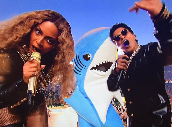 leftshark's tweet photo. This is how halftime should have gone #SB50 https://t.co/7qVEeU3VA3
