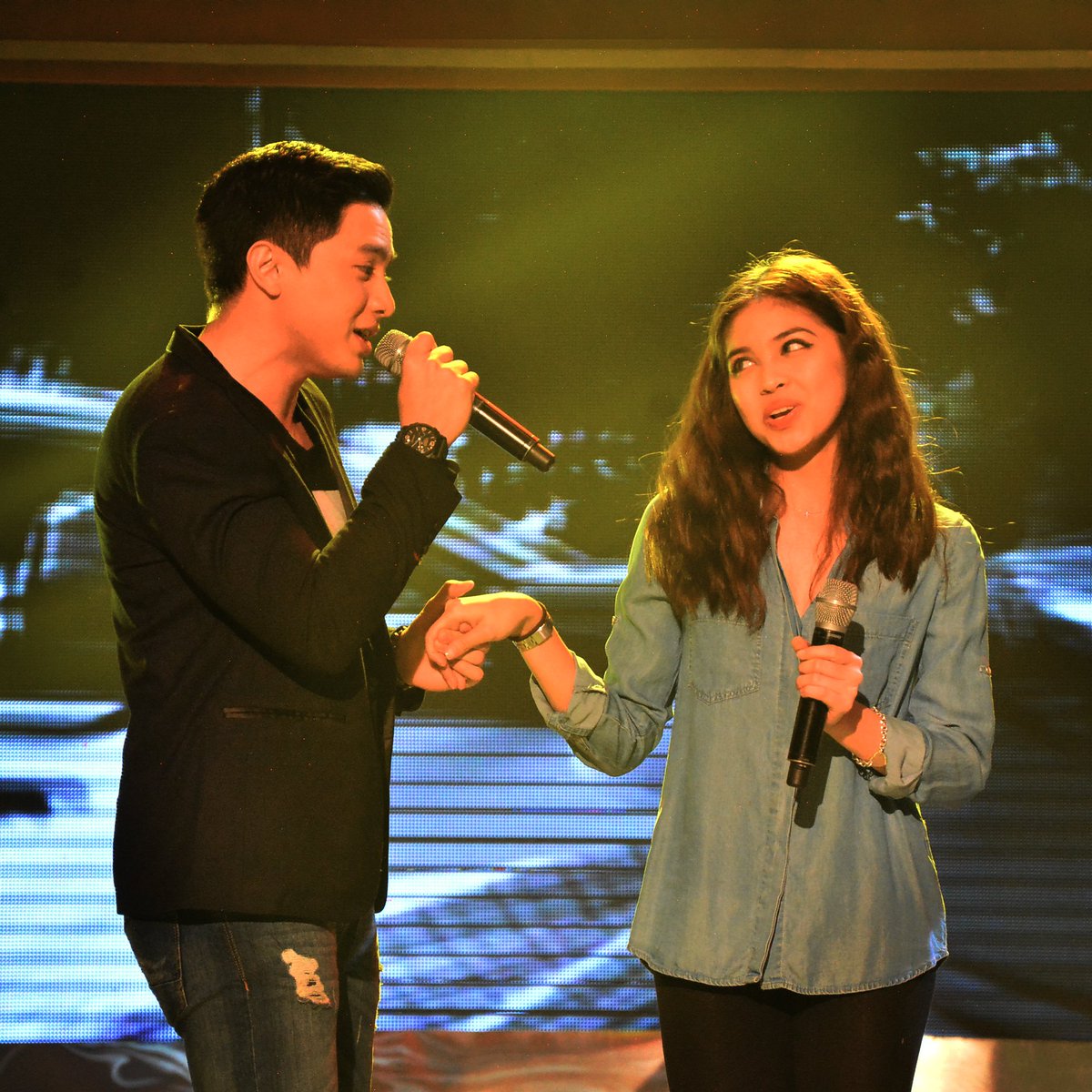 EatBulaga's tweet photo. Kantahan tayo, Dabarkads :D

"Tuloy pa rin ang awit ng buhay ko..."

#ALDUBTuLoyPaRin https://t.co/fHPMmTWJID