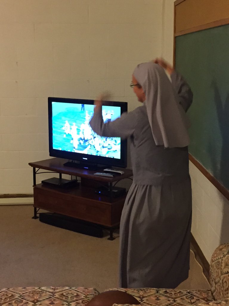 onegroovynun's tweet photo. YYYYYYEEEEEEESSSSS!!!! #SB50 https://t.co/Ur0WLivNem