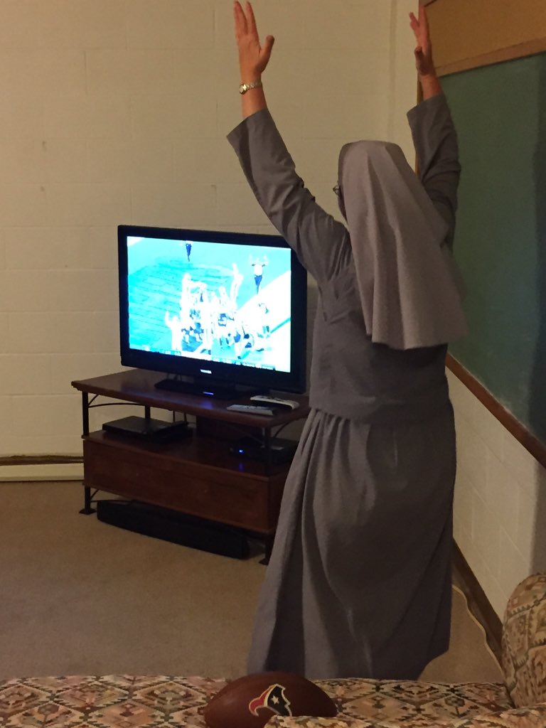 onegroovynun's tweet photo. YYYYYYEEEEEEESSSSS!!!! #SB50 https://t.co/Ur0WLivNem