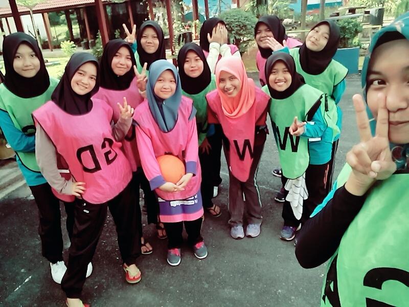 efamazwin's tweet photo. Miss you all 😍😘😘 . Hope tahun dpan boleh bt yg tbaik lgy. Thun ni kite ambil pngajaran kay . Hahahaha https://t.co/PBb12hVHs3