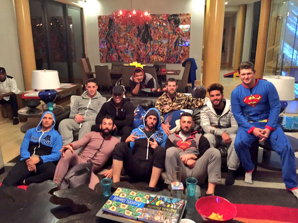 STR0's tweet photo. All reppin' one(sie) thing. #SB50 @BlueJays https://t.co/FyBDzVd2zw