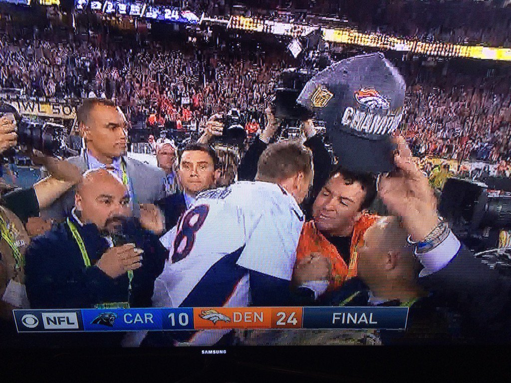 OmarVillafranca's tweet photo. Wow....that Papa Johns/Peyton Manning love runs deep....#SuperBowl50 https://t.co/8CJN5SoPgS