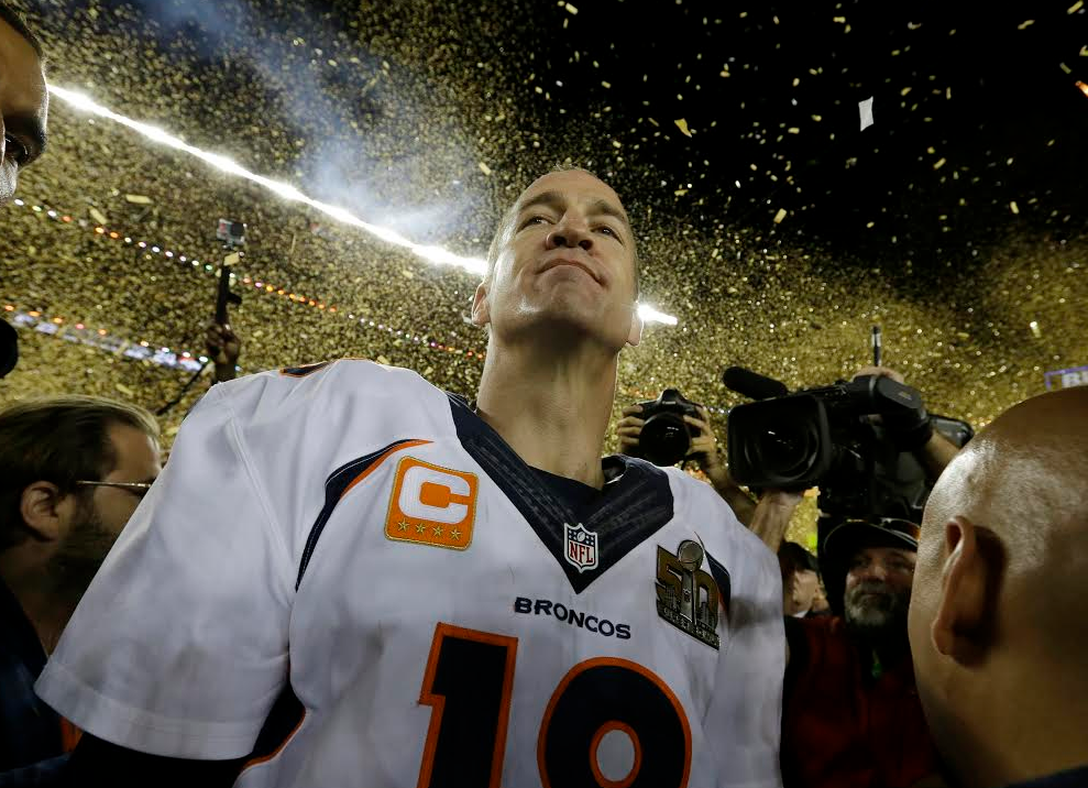 nmas's tweet photo. Broncos de Denver conquistan el #SuperBowldeOro #SB50 https://t.co/J8FItted8T https://t.co/KxkypHIzya