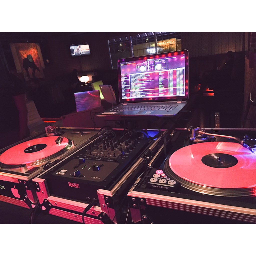 djohfabi's tweet photo. SideBar 

#housemusic #sidebarphx #femaledj #technics #pinkvinyl #rane57 https://t.co/UxTjGqacws