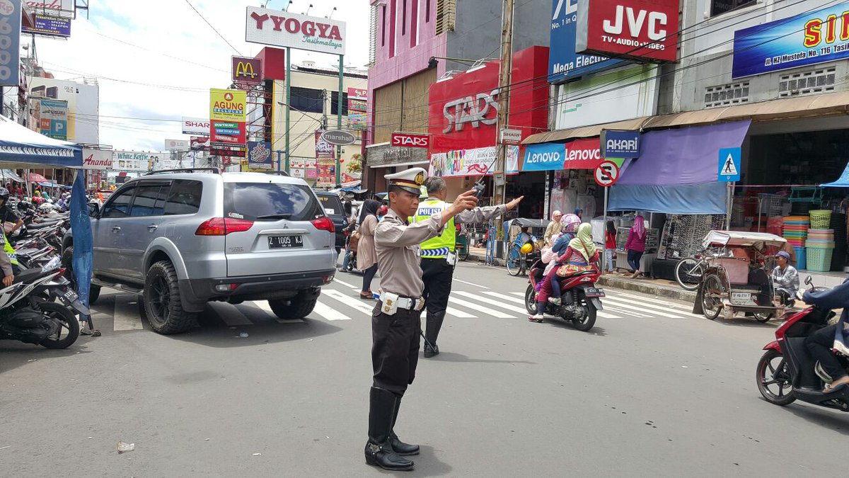 Simpang empat cihideng  arus lalu lintas lancar Polres tasik kota