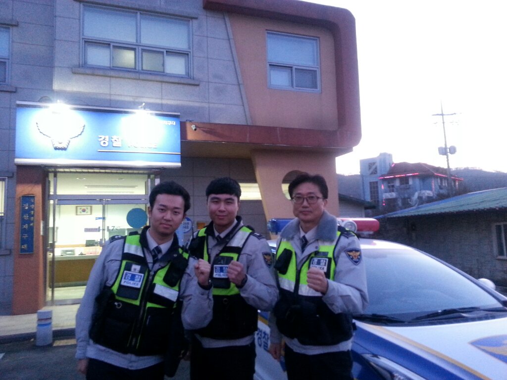 2월5일 목면 농촌마을을 순찰하던 경찰관들이 농가 내  창고에서 화재가 난 것을 보고 출동. 집안에 자고 있던 할머니와 목욕을 하던 할아버지를 신속히 밖으로 대피시켜 70대 노부부의 생명을 구하였다.