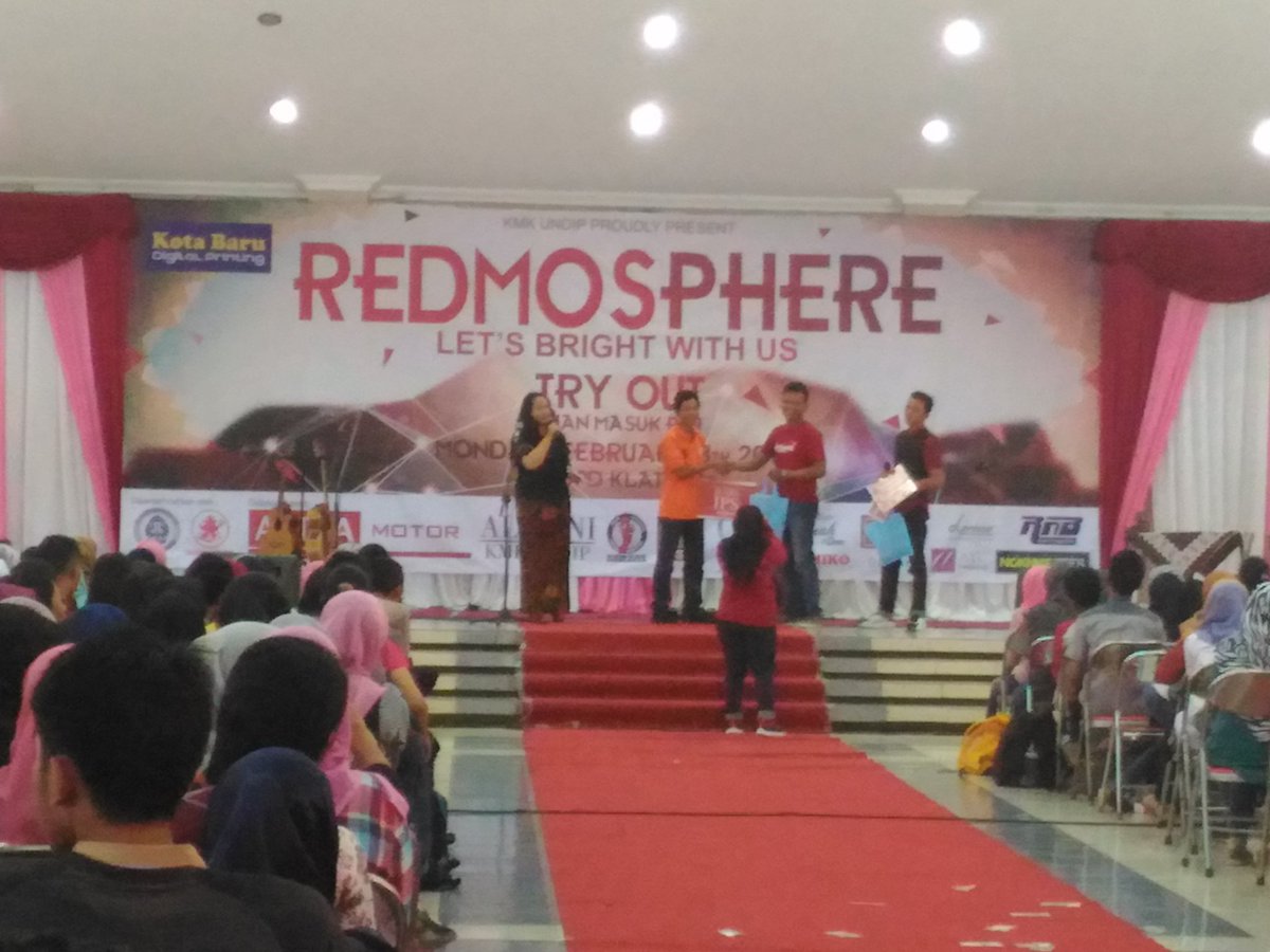 TOUNDIP2016's tweet photo. Ini dia peraih nilai tertinggi soshum. Yeayyy selamat ya https://t.co/bQ6pxXzKIx