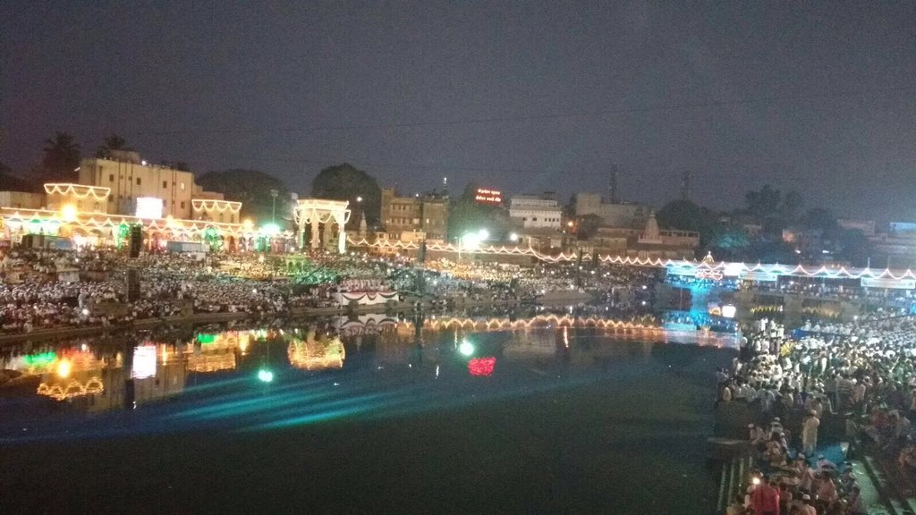 Gurudev's tweet photo. Flow of devotional songs to rhythm of 9033 mridangams(drums) on banks of Indrayani in Alandi,Pune. Amazing event!(1) https://t.co/yaPjvODDEN