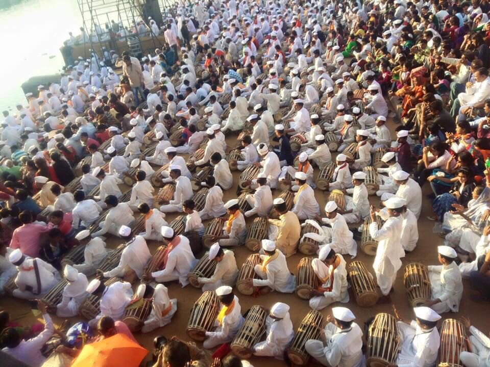 Gurudev's tweet photo. Flow of devotional songs to rhythm of 9033 mridangams(drums) on banks of Indrayani in Alandi,Pune. Amazing event!(1) https://t.co/yaPjvODDEN