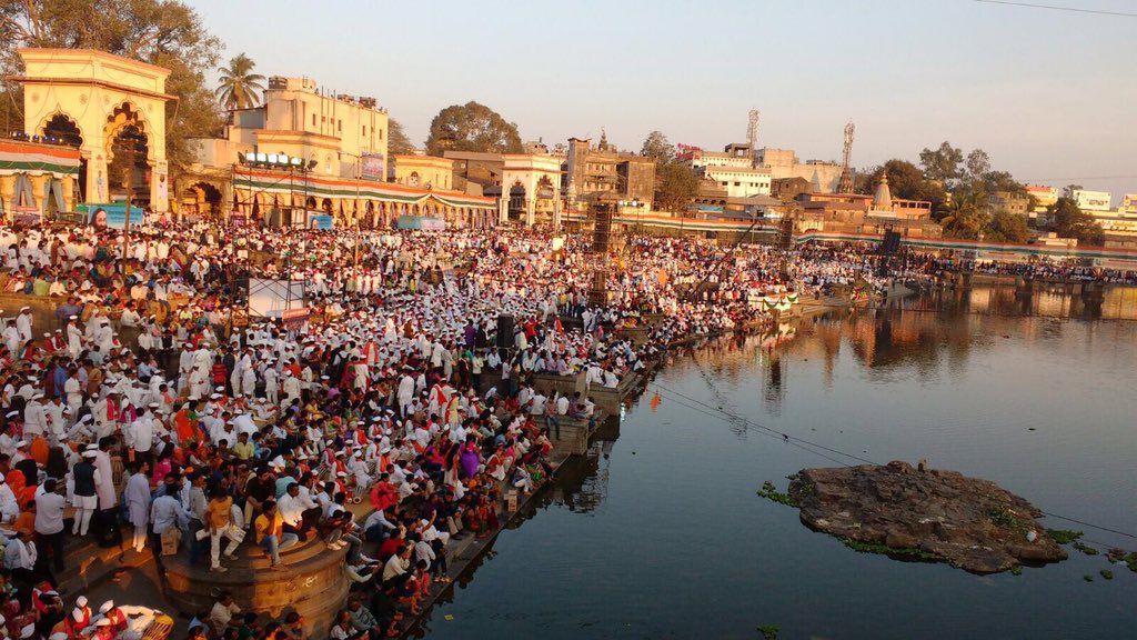 Gurudev's tweet photo. Flow of devotional songs to rhythm of 9033 mridangams(drums) on banks of Indrayani in Alandi,Pune. Amazing event!(1) https://t.co/yaPjvODDEN