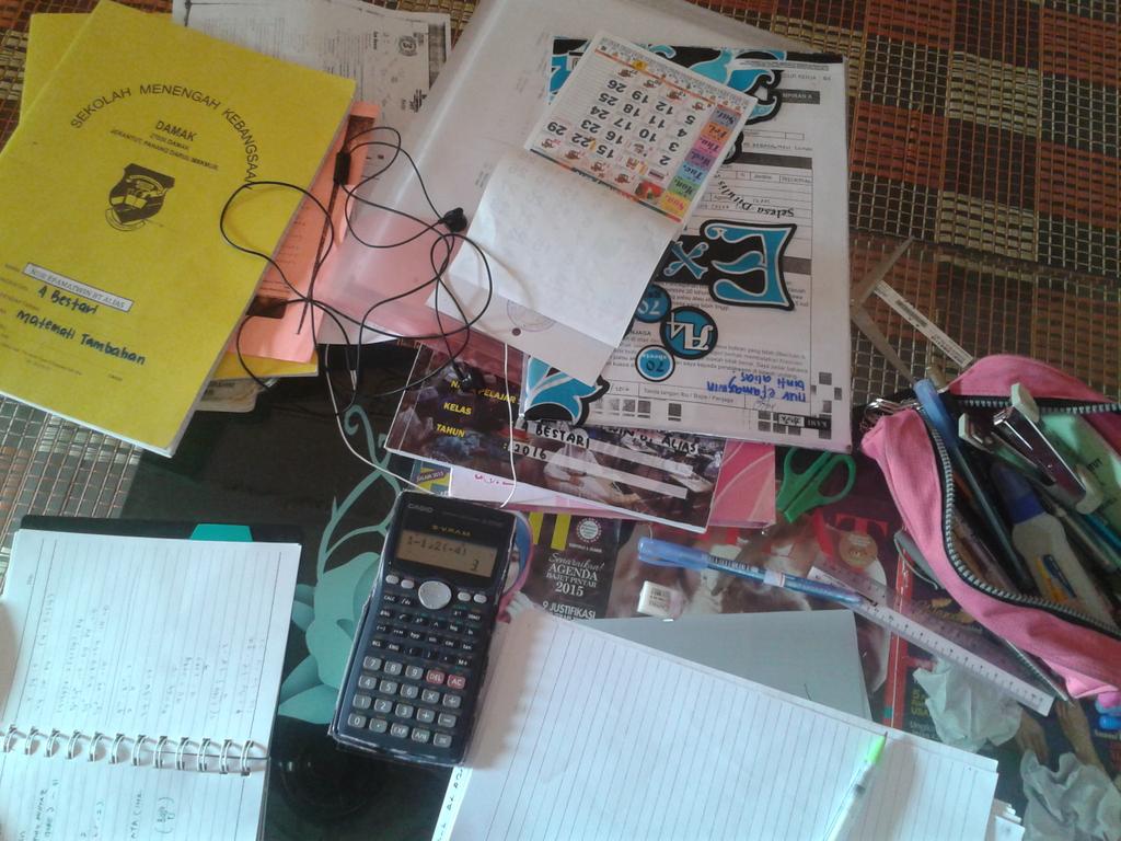 efamazwin's tweet photo. When ai struggle do any homework 😁😁😁. But ai like 😍😍😍 hahahaha. https://t.co/Rs6g7TjAjC