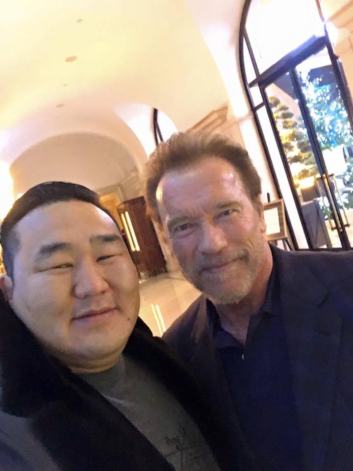 Амьд явах хугацаандаа аваргатай маань
зургаа татуулдаг азтай л Арнолд юмдаа
Dagvadorj Dorj and Arnold Schwarzenegger