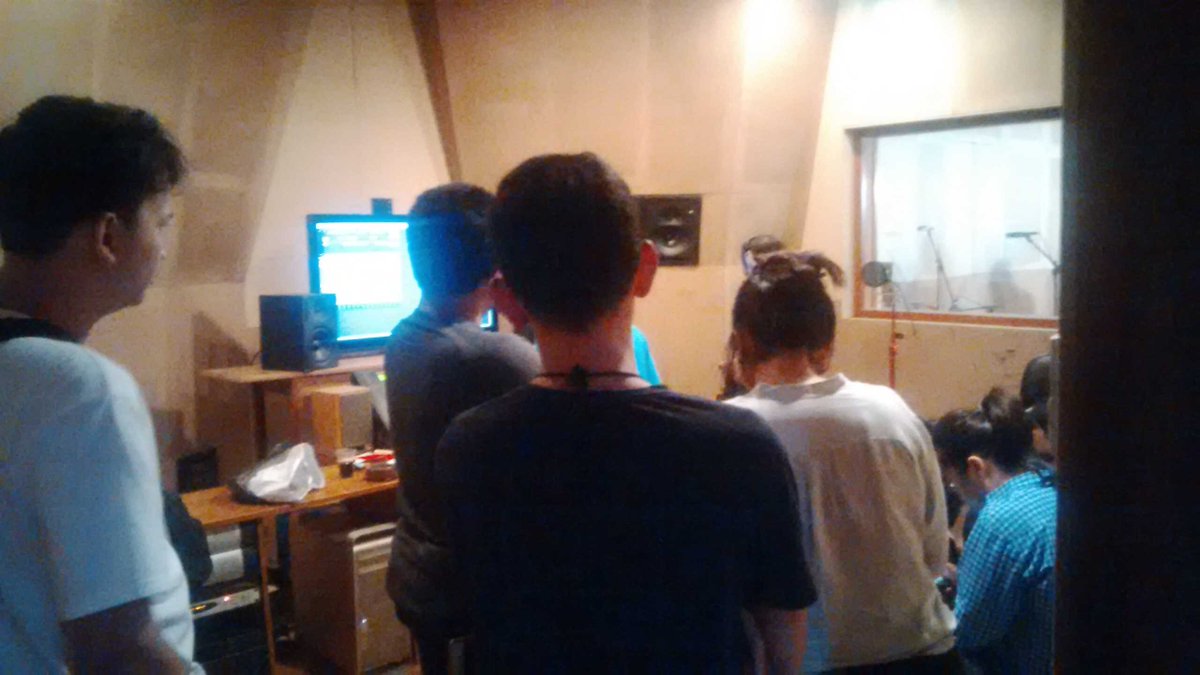 Suasana wartawan lg nonton live streaming <a href="/bangbily/">Billy Syahputra</a> #pantuncinta100% di youtube channel #CMIMusik