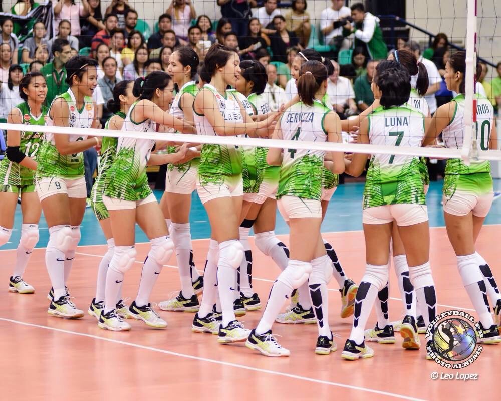 DLSUVolleyFans's tweet photo. "Teamwork divides the task and multiplies the success." One Team Fight! #ANIMO 💚 https://t.co/XElRrXoL74