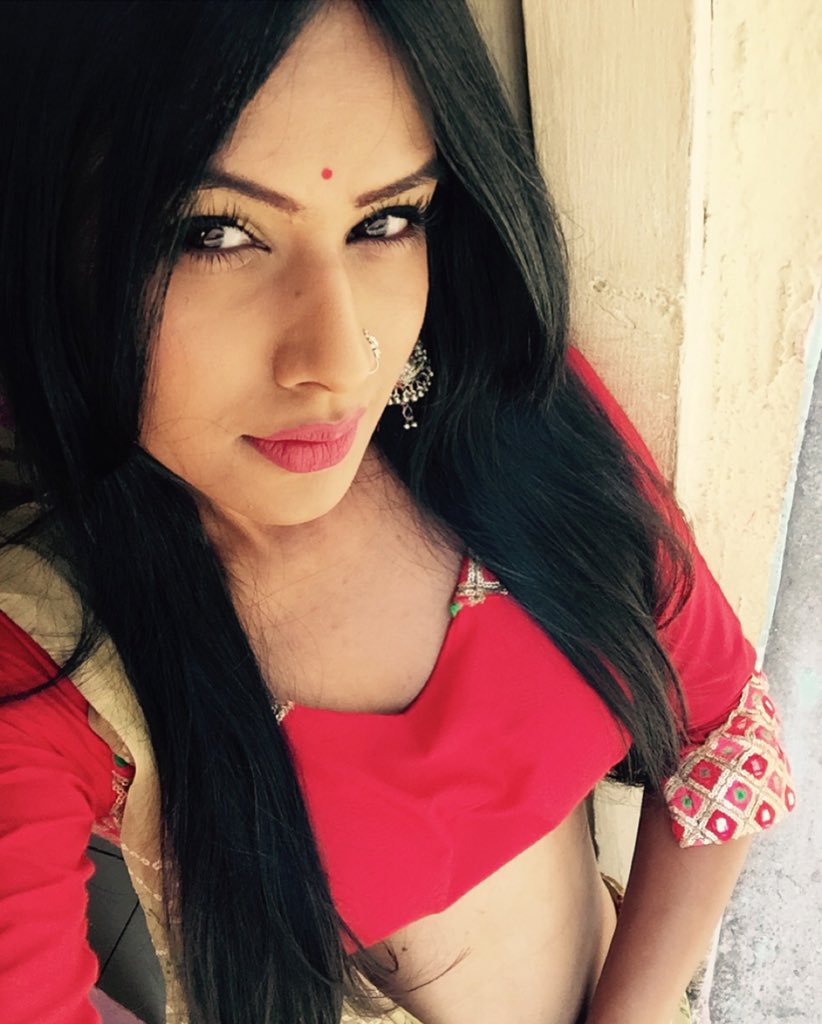 Theniasharma's tweet photo. Laung gawachaaa https://t.co/JFLnSrA6qi