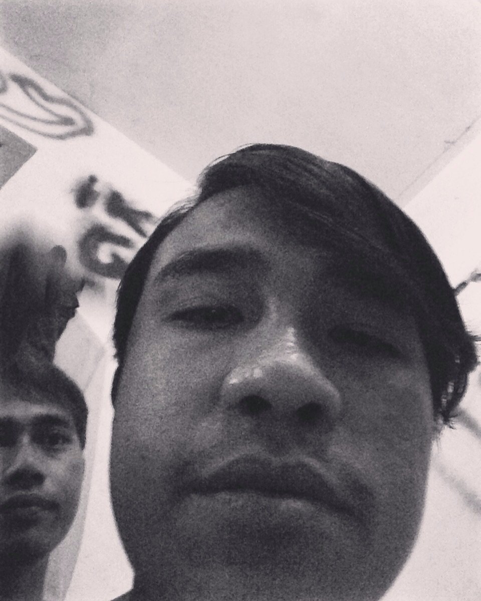 Orang mabuk nyemir orang mabuk HAHAHA!