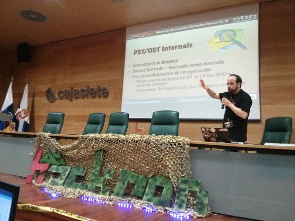 Securizame's tweet photo. Algunas fotos de la charla de @lawwait en @Hackr0n #hackron2016 https://t.co/rZPeK2tNWI