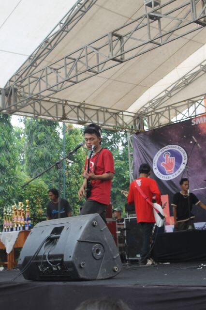 ScTpoppunk's tweet photo. Pacat bro live at smk prestasi prima @PPExponer  dan thanks for @JFpoppunk udah bisa featuring bareng kita https://t.co/mFz5EUlWcJ