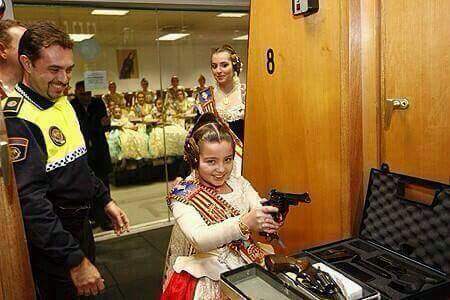 Hay que ver los titiriteros, que espectáculo para un niño.

Disculpen esta no era la imagen.
#TiteresCarmenaEP