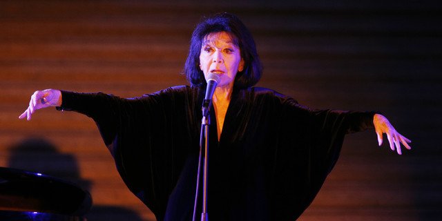 franceinfo_cult's tweet photo. Gréco fête ses 89 ans en chansons au Théâtre de la Ville #gréco #paris #89ans https://t.co/unvRoYQ4TB https://t.co/CXcoxTaNOy