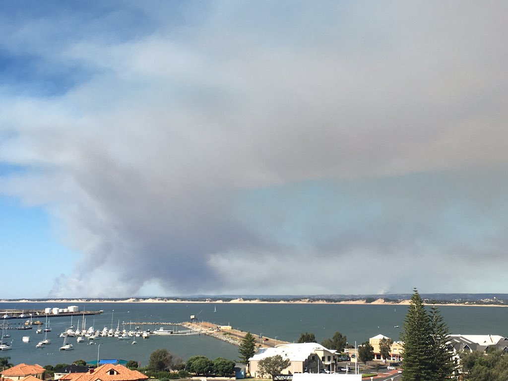 HayleyIM's tweet photo. #Uduc fire as seen from Bunbury. Firefighters doing an amazing job in 40 degree heat https://t.co/ItDPVfVZxa