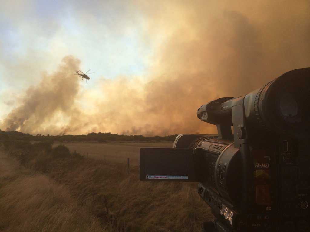 Roxanne_Taylor's tweet photo. Filming out in the field at the #Uduc fire near #Harvey. The fire is still very much out of control. @abcnewsPerth https://t.co/cdd4kzf9V8