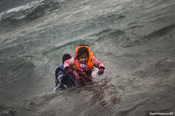 Marodriguez1971's tweet photo. Si piensas por un instante que podría ser tu hija, cambia tu percepción sobre los refugiados. Lesbos @SantiPalacios https://t.co/ThvHhwOg3T