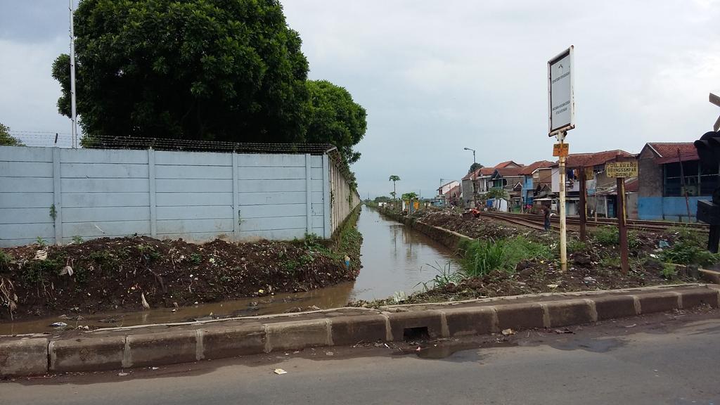 gresinstitute's tweet image. Setelah mention ke @dbmpkotabdg kondisi saluran drainase didekat rel stasiun gedebage,kini tampak bersih.
