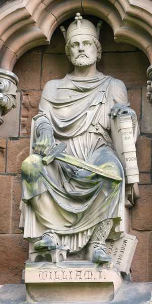 #KingWilliamI #WilliamTheConqueror #WilliamTheBastard - a rare statue of the brutal ruler, on #LichfieldCathedral