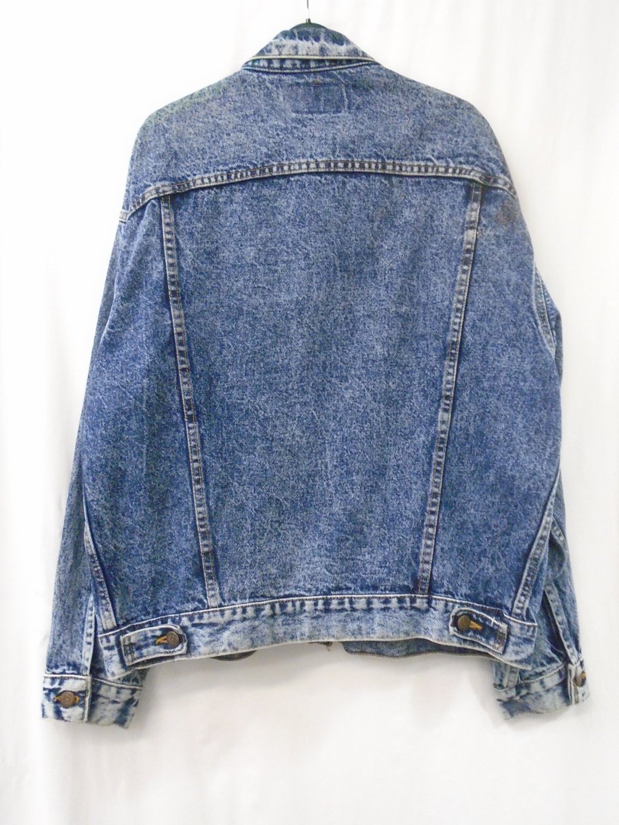 Rock the eighties retro look in this #denim jacket in great condition by <a href="/LEVIS/">Levi's®</a> only £12.50 #borehamwood