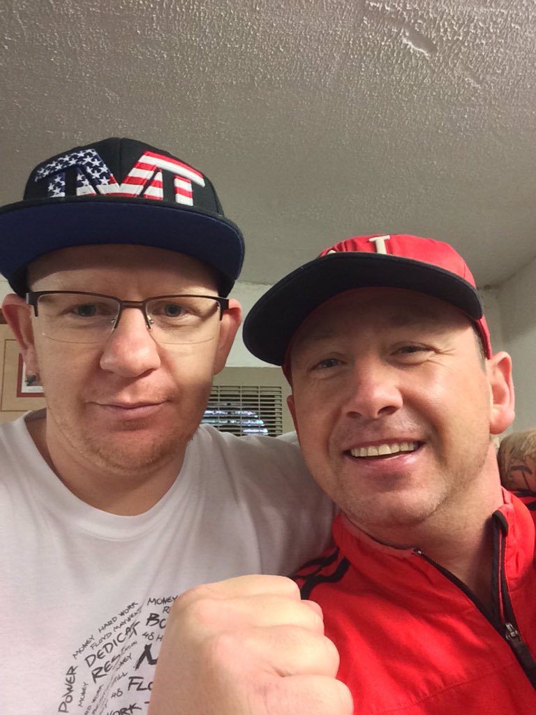 GumshieldGym's tweet photo. @RussAnber who is in the picture???? https://t.co/c27QyYbSAT
