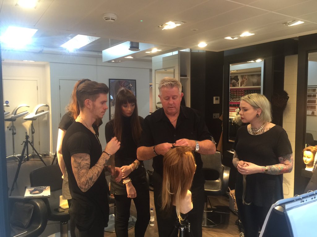 BalmainHairUK's tweet image. Pete kicks off the training with #Balmain tape #hairextensions for #sessionwork @fellowshiphair #fameteam16