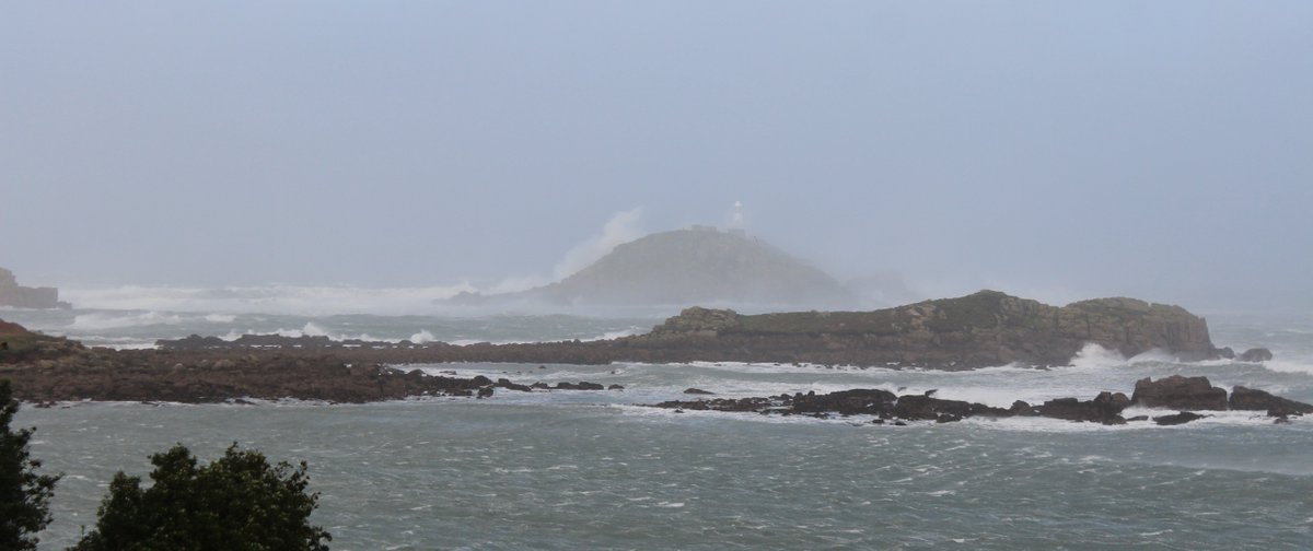 Blimey. Some pretty impressive #scilly waves. Thanks #StormImogen